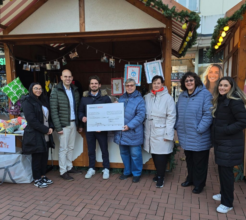 Die Mitarbeiter des Lüner TSV halten einen großen Musterscheck in die Höhe