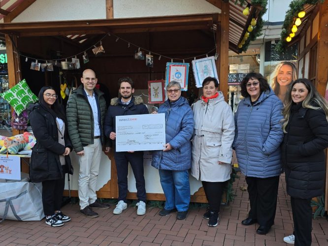 Die Mitarbeiter des Lüner TSV halten einen großen Musterscheck in die Höhe