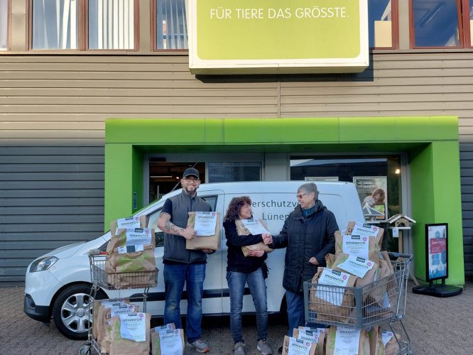 Dem TSV Lünen werden Spendtüten übergeben.