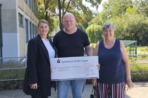 Die Bürgermeisterin der Stadt Lünen überreicht den Spendenscheck dem Lüner Tierschutzverein e.V.